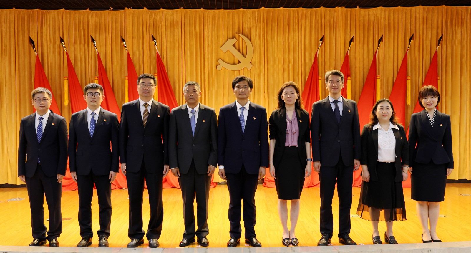 第一次党员大会 党委合照_副本.jpg