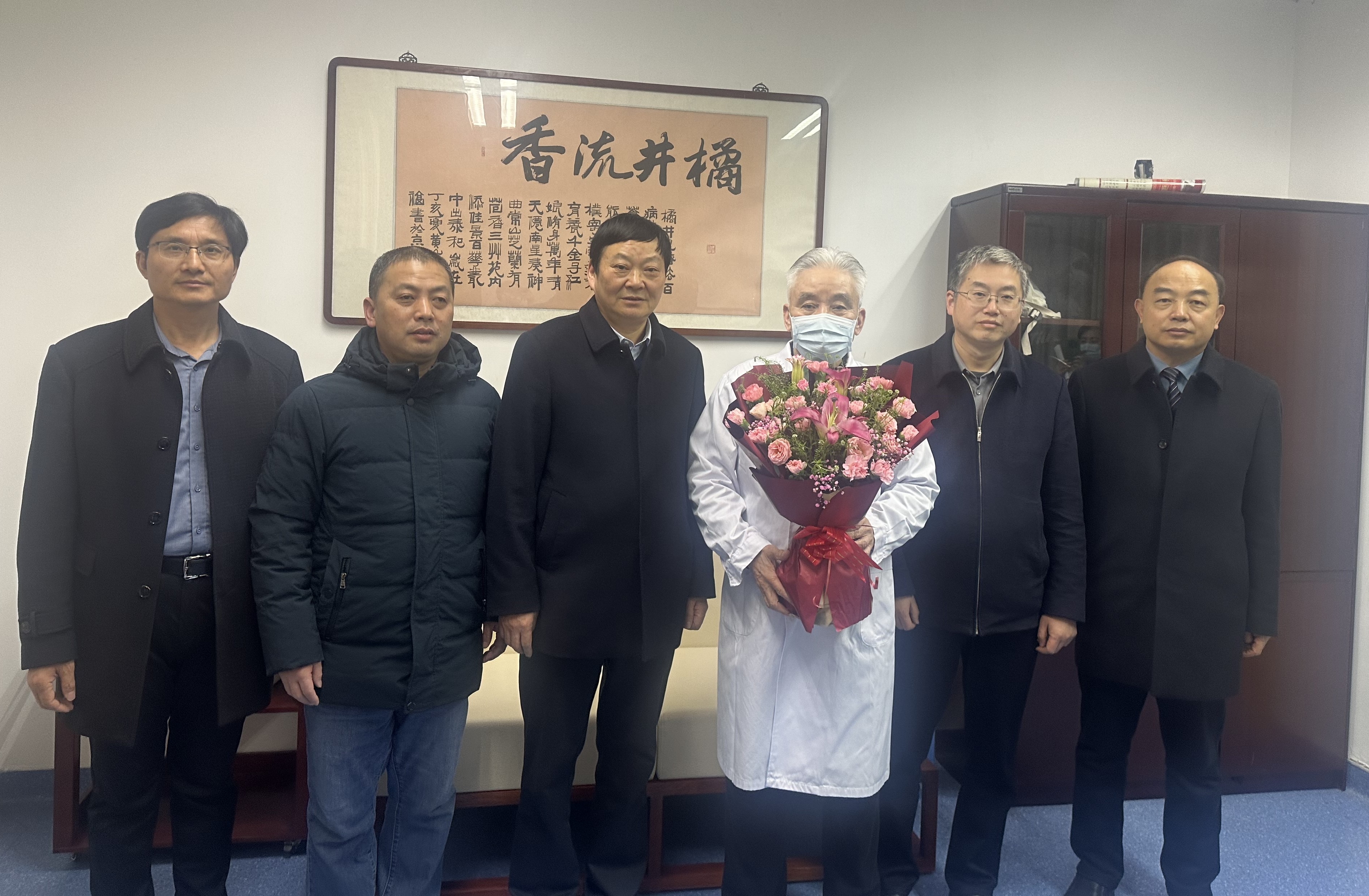慰问胡国俊照片.jpg 慰问胡国俊照片.jpg